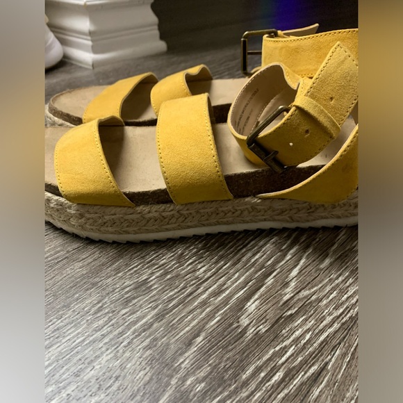 Yellow sandals - Picture 3 of 3
